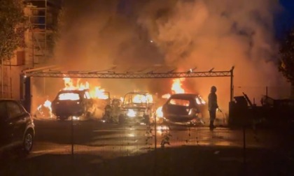 Tre auto distrutte in un incendio a Diano Marina. Vigili del fuoco al lavoro sotto casa Germanotta