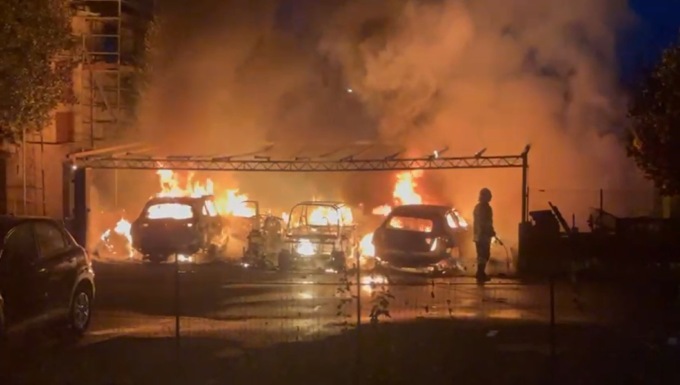 Tre auto distrutte in un incendio a Diano Marina. Vigili del fuoco al lavoro sotto casa Germanotta