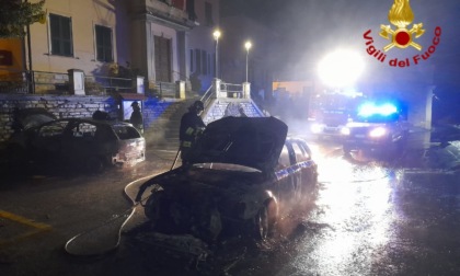 Bruciano due auto a Pornassio, l'incendio partito da un mezzo in transito