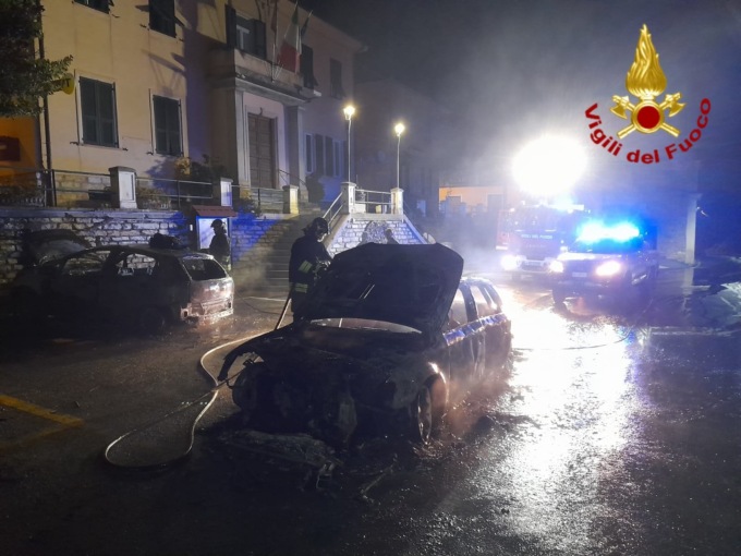 Bruciano due auto a Pornassio, l’incendio partito da un mezzo in transito