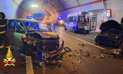 Tre auto coinvolte in uno scontro sulla statale 28