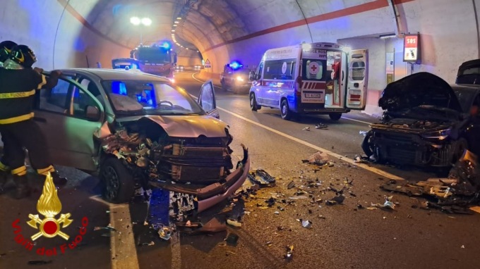 Tre auto coinvolte in uno scontro sulla statale 28