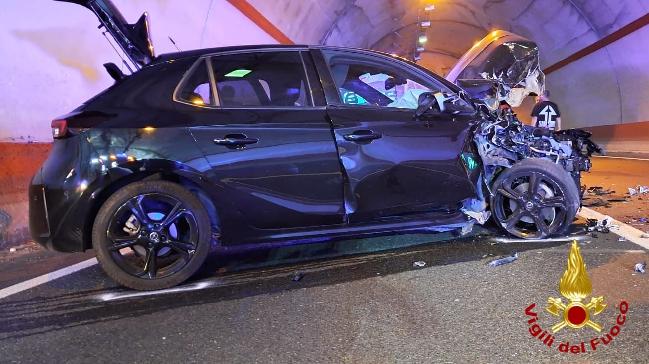 incidente chiusavecchia tre auto coinvolte galleria statale 28_03