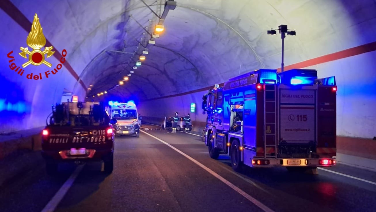 incidente chiusavecchia tre auto coinvolte galleria statale 28_04