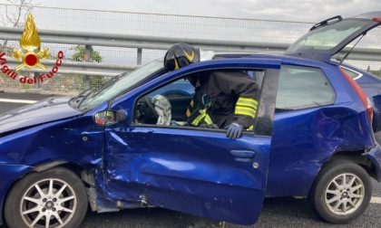 Scontro tra due auto sull'A10, tre persone coinvolte