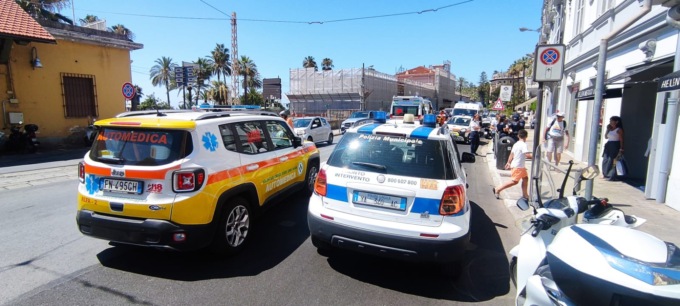 Grave incidente in piazza Cesare Battisti: investiti nonna e due nipoti