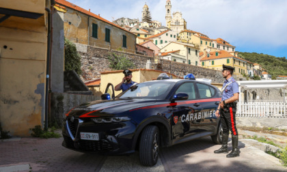 Abbracciavano passanti per rubare collanine e Rolex. Arrestati