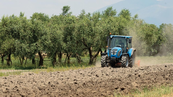 Punto da un insetto ha una reazione allergica e cade dal trattore