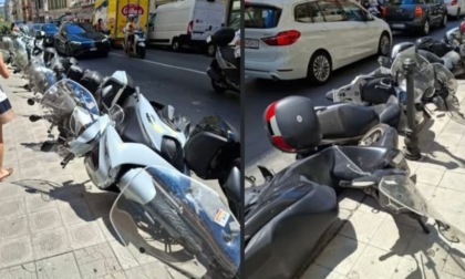Scooter abbattuti come birilli in via Roma