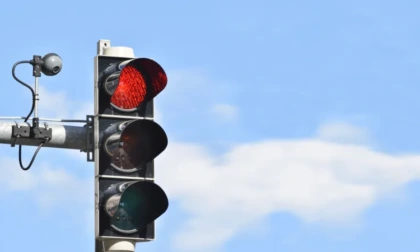 Passa col rosso ma il rilevatore non è omologato. Multa annullata dal Giudice