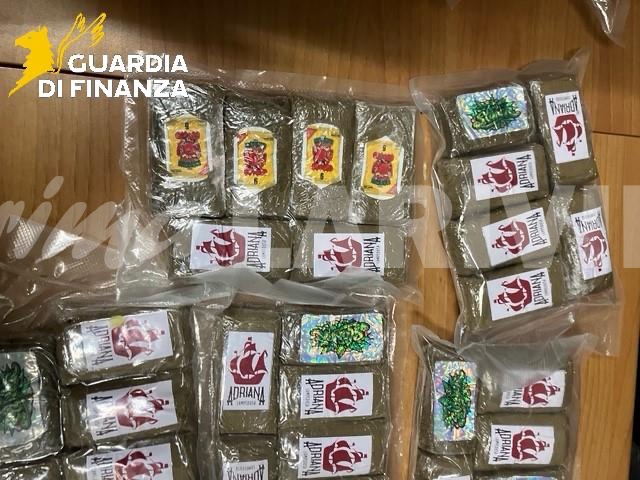 sequestro cocaina hascisc hashish ventimiglia guardia di finanza due donne arrestate_03