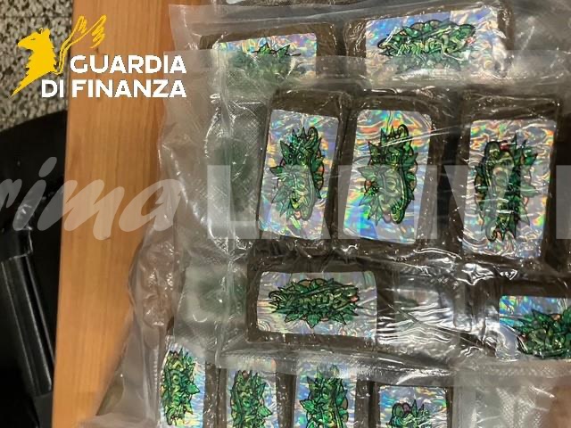 sequestro cocaina hascisc hashish ventimiglia guardia di finanza due donne arrestate_04