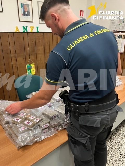 sequestro cocaina hascisc hashish ventimiglia guardia di finanza due donne arrestate_05