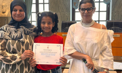 Bimbi stranieri a scuola di italiano con la loro mamma