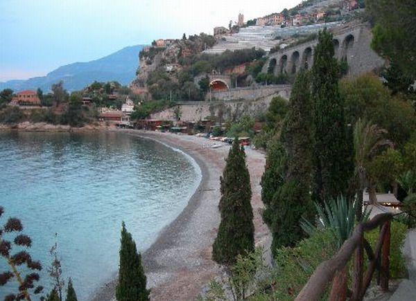 Emergenza liquami in mare a poche decine di metri dal Twiga di Baia Beniamin per la rottura di una fognatura a Grimaldi