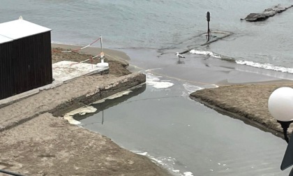 Scatta il divieto di balneazione a Diano Marina. Il post indignato di una turista