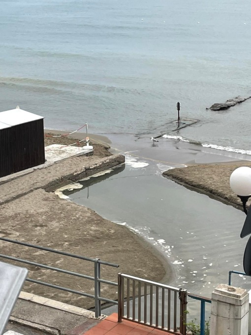 Scatta il divieto di balneazione a Diano Marina. Il post indignato di una turista