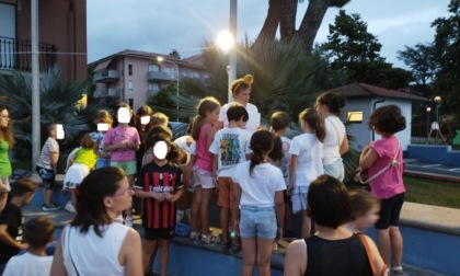 Fiabe da colorare in riva al mare domani sera