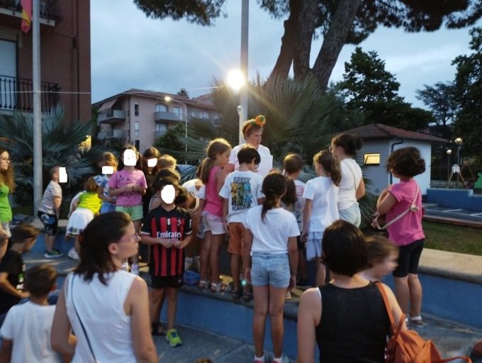 Fiabe da colorare in riva al mare domani sera