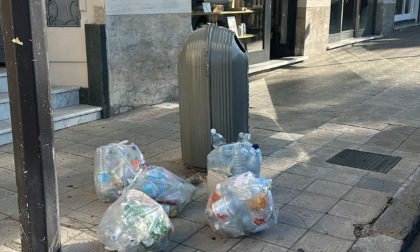 Sacchetti della spazzatura abbandonati nel salotto della città