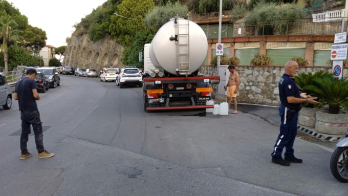 Riparata rete idrica in via Sant’Elmo, ma i disservizi permangono