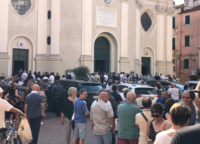 Folla commossa al funerale di Renata Calvi