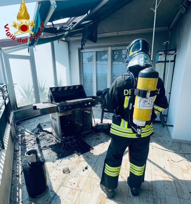 Barbecue in fiamme in un attico di Sanremo
