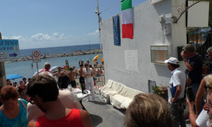 Una panchina lilla e una rossa sul litorale di Cervo