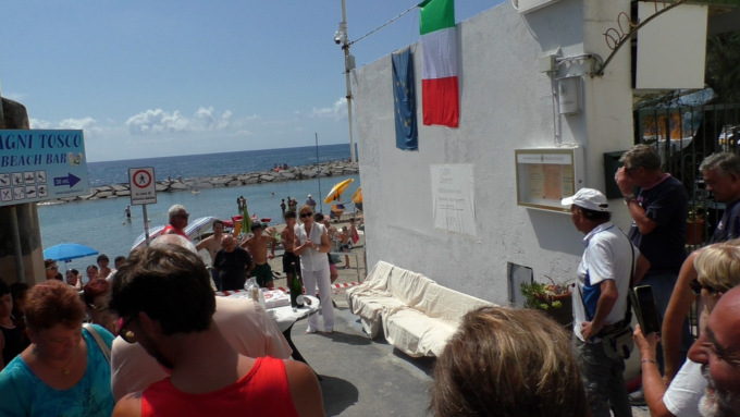 Una panchina lilla e una rossa sul litorale di Cervo