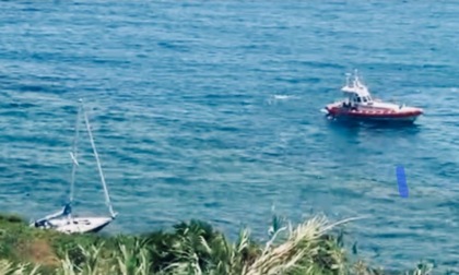 Barca in balia delle onde, salvate 2 persone