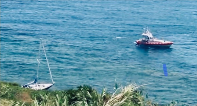 Barca in balia delle onde, salvate 2 persone