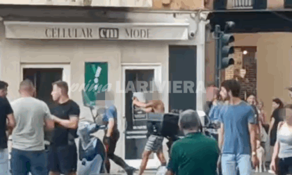 Ubriaco infastidisce i passanti a Sanremo: intervengono polizia locale e carabinieri
