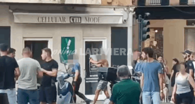 Ubriaco infastidisce i passanti a Sanremo: intervengono polizia locale e carabinieri