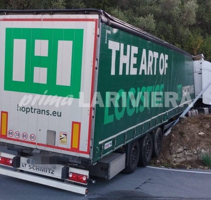 Tir di traverso sulla provinciale blocca l’ingresso a Perinaldo