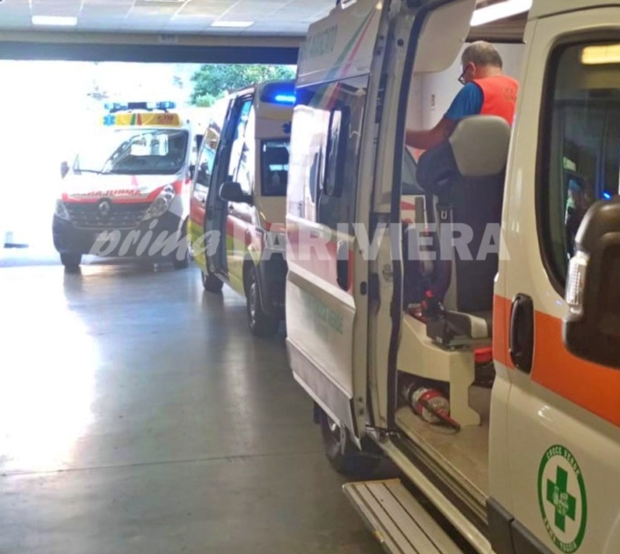 Mancano barelle: ambulanze in coda al pronto di Sanremo; ospedale smentisce: “Solo forte afflusso”