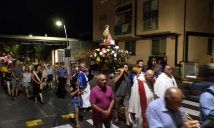 San Bartolomeo: lumini in mare e preghiera per la pace