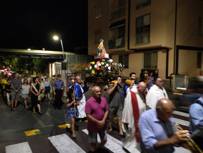 San Bartolomeo: lumini in mare e preghiera per la pace