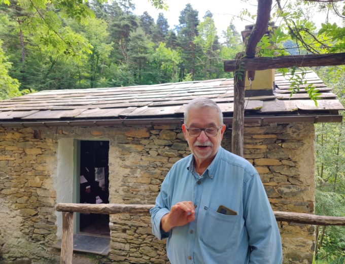 Lo psichiatra Antonello Lanteri torna ogni anno nella sua Triora dove vive in un mulino. La sua storia