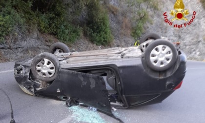 Auto si cappotta nell'entroterra di Imperia, illesi gli occupanti