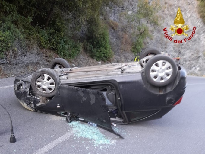 Auto si cappotta nell’entroterra di Imperia, illesi gli occupanti