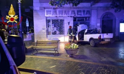Auto si schianta contro la vetrina di una farmacia a Taggia