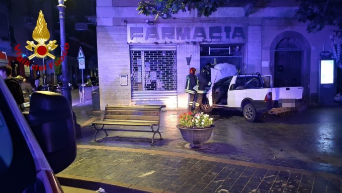 Auto si schianta contro la vetrina di una farmacia a Taggia