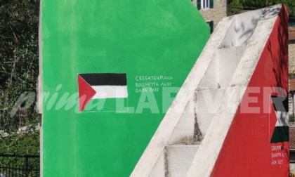 Monumento alpini vandalizzato con bandiera Palestina, sindaco: “E’ cancel culture”