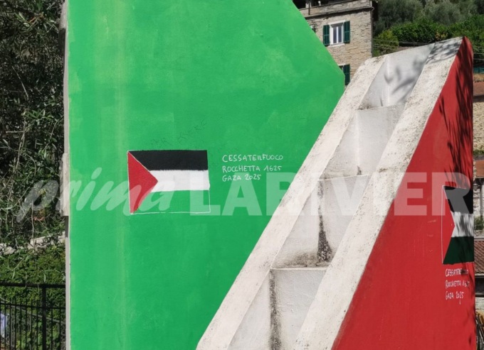 Monumento alpini vandalizzato con bandiera Palestina, sindaco: “E’ cancel culture”