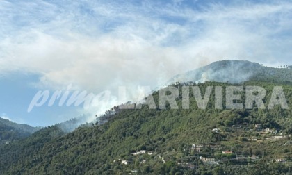 Bruciano le alture di Sanremo, le fiamme alimentate dal vento