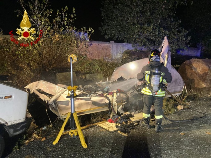 Camper in fiamme nella notte a Taggia