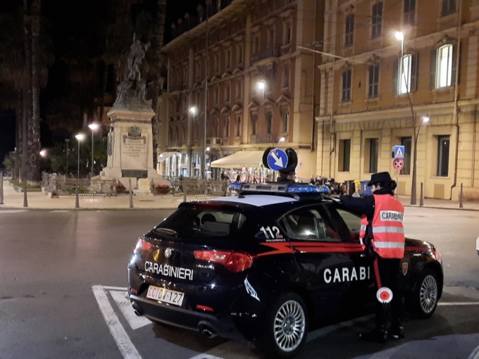Scappa all’alt dei carabinieri. Inseguito e fermato rifiuta l’alcoltest e aggredisce i militari