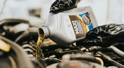 Cambio olio auto: come farlo da soli in modo sicuro ed economico