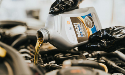 Cambio olio auto: come farlo da soli in modo sicuro ed economico