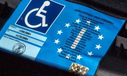Contrassegno disabili falsificato: denunciato dalla Polizia Locale